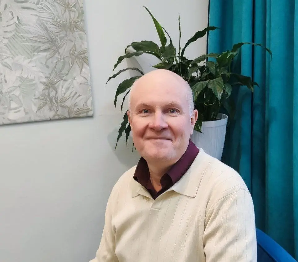 Почему «беспричинная тревога» — это не забота
Вчера я писал о том, как «спасать без запроса» крадёт силу у вас и другого.
Сегодня продолжу тему «добрых дел», которые на самом деле яд для души | Сетка — социальная сеть от hh.ru