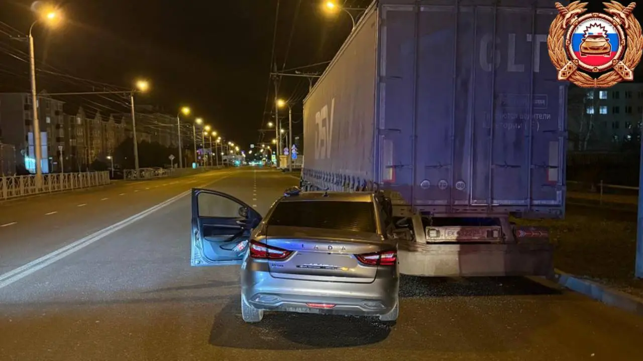Водитель пострадал в ДТП на улице Серова в Ставрополе
18 декабря около полуночи автомобиль Lada Vesta столкнулся с припаркованным КАМАЗом. 33-летний водитель "Весты" с травмой головы госпитализирован | Сетка — социальная сеть от hh.ru