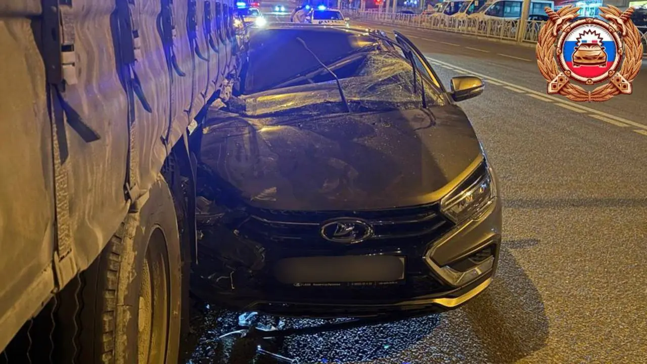 Водитель пострадал в ДТП на улице Серова в Ставрополе
18 декабря около полуночи автомобиль Lada Vesta столкнулся с припаркованным КАМАЗом. 33-летний водитель "Весты" с травмой головы госпитализирован | Сетка — социальная сеть от hh.ru