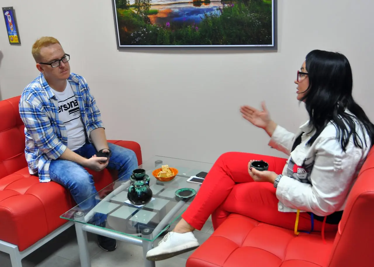 👣 7+ лет, как я ушел из найма
Этот салон печати (на фото) был последним местом. Выручка составляла 3 тысячи рублей в месяц, а расходы 70к | Сетка — социальная сеть от hh.ru