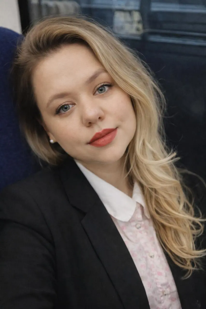 Частый вопрос под нейрофотосессиями: «А что писать, чтобы лицо не менялось?»
Отвечаю 😄
Секрет №1: лицо “плывёт” не потому что вы «не так написали», а потому что в промте вы просите слишком много новог... | Сетка — социальная сеть от hh.ru