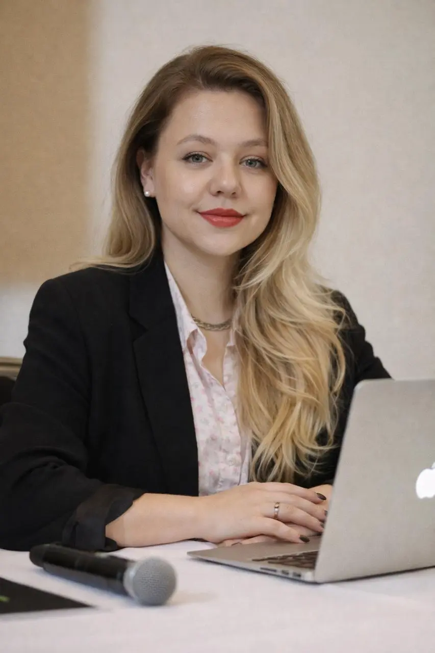 Частый вопрос под нейрофотосессиями: «А что писать, чтобы лицо не менялось?»
Отвечаю 😄
Секрет №1: лицо “плывёт” не потому что вы «не так написали», а потому что в промте вы просите слишком много новог... | Сетка — социальная сеть от hh.ru