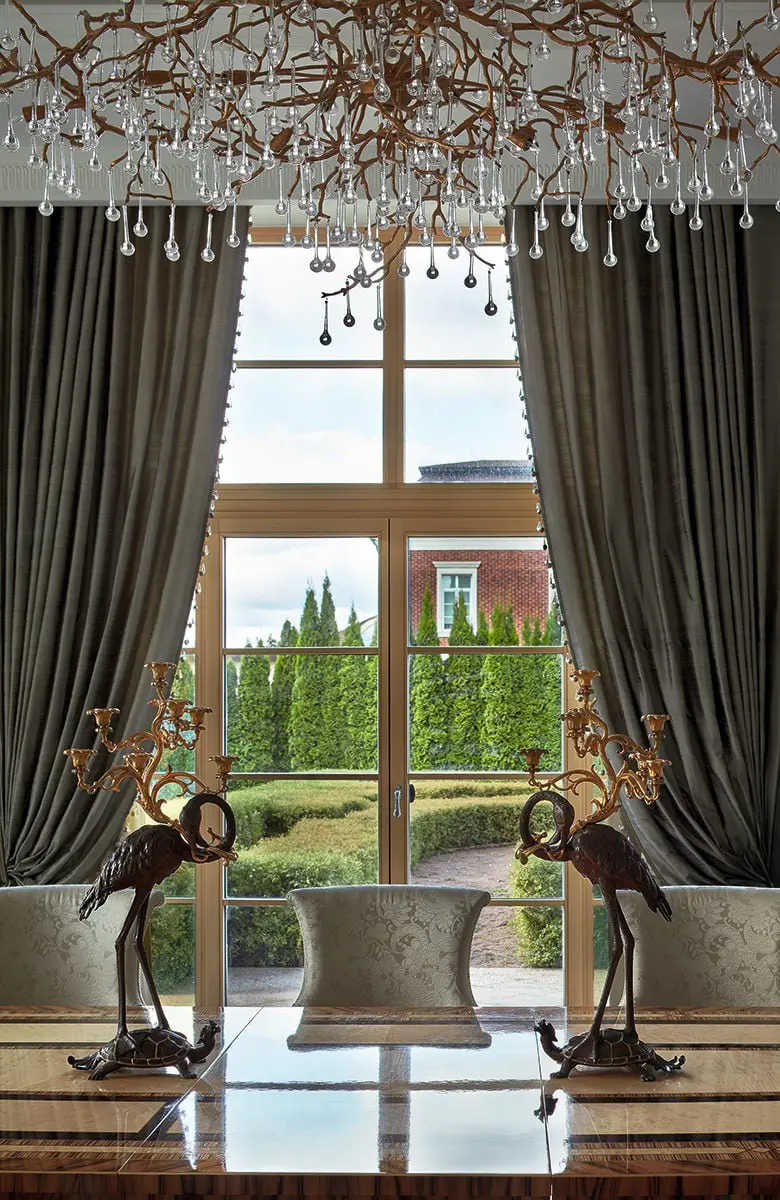 Архитектор Мария Бахарева выступила в роли декоратора огромного загородного дома для своих постоянных клиентов и умудрилась на двух с половиной тысячах квадратных метров погрузиться в дизайн не только... | Сетка — социальная сеть от hh.ru