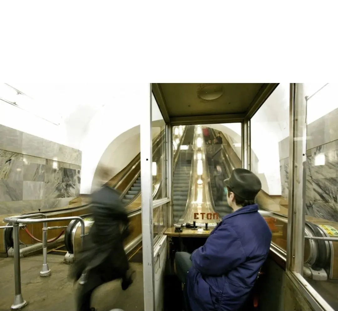 😨Одна из самых ужасных профессий для меня 
🔜это сотрудники метрополитена, которые следят за эскалатором.😄
Я всегда на них смотрю - и почти всегда они спят или находятся в какой-то прострации | Сетка — социальная сеть от hh.ru