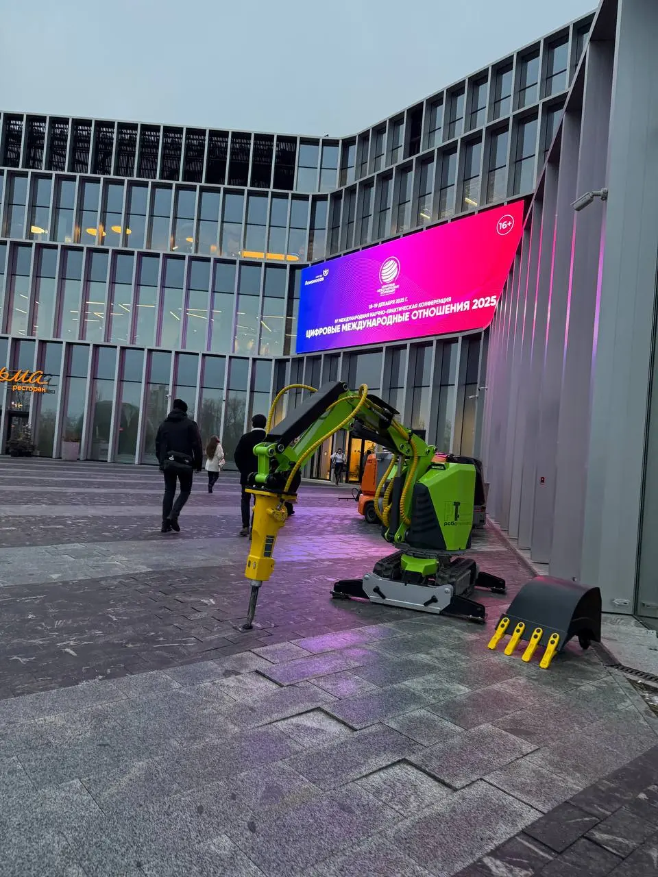 ️⃣Demoday финального акселератора 2025 - BUILD UP️⃣
Наверное, это был самый необычный акселератор по структуре — и при этом один из самых продуктивных по сути | Сетка — социальная сеть от hh.ru