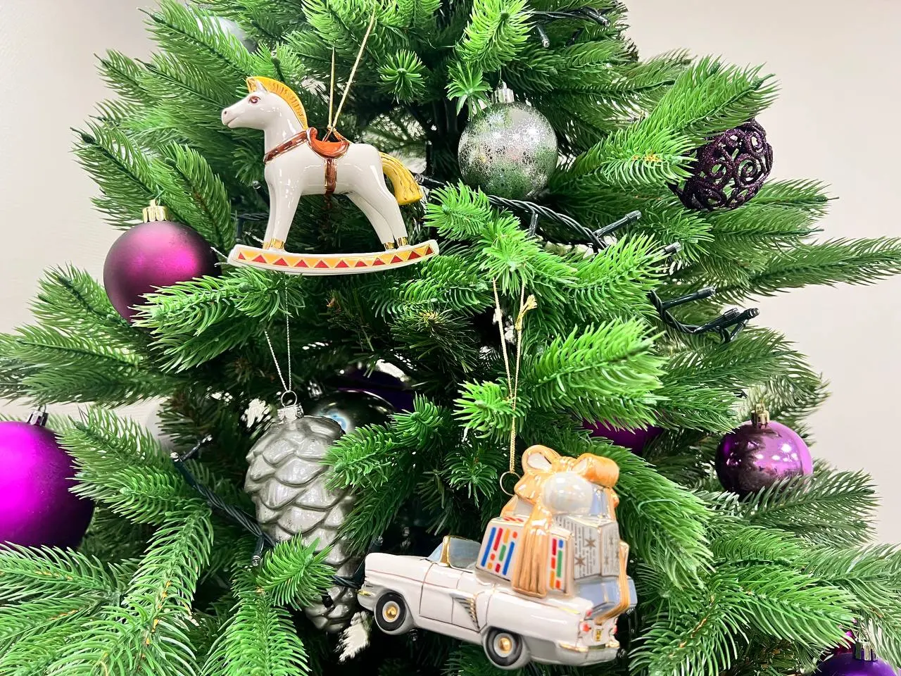 Всем декабрьский привет! 🎉✨
Так радостно не только украшать квартиру 🏡, рабочее место 💼, но и получать подарочки 🎁 и поздравления с наступающими праздниками! 🎄🍬
Делитесь, как вы украсили дом, квартиру... | Сетка — социальная сеть от hh.ru