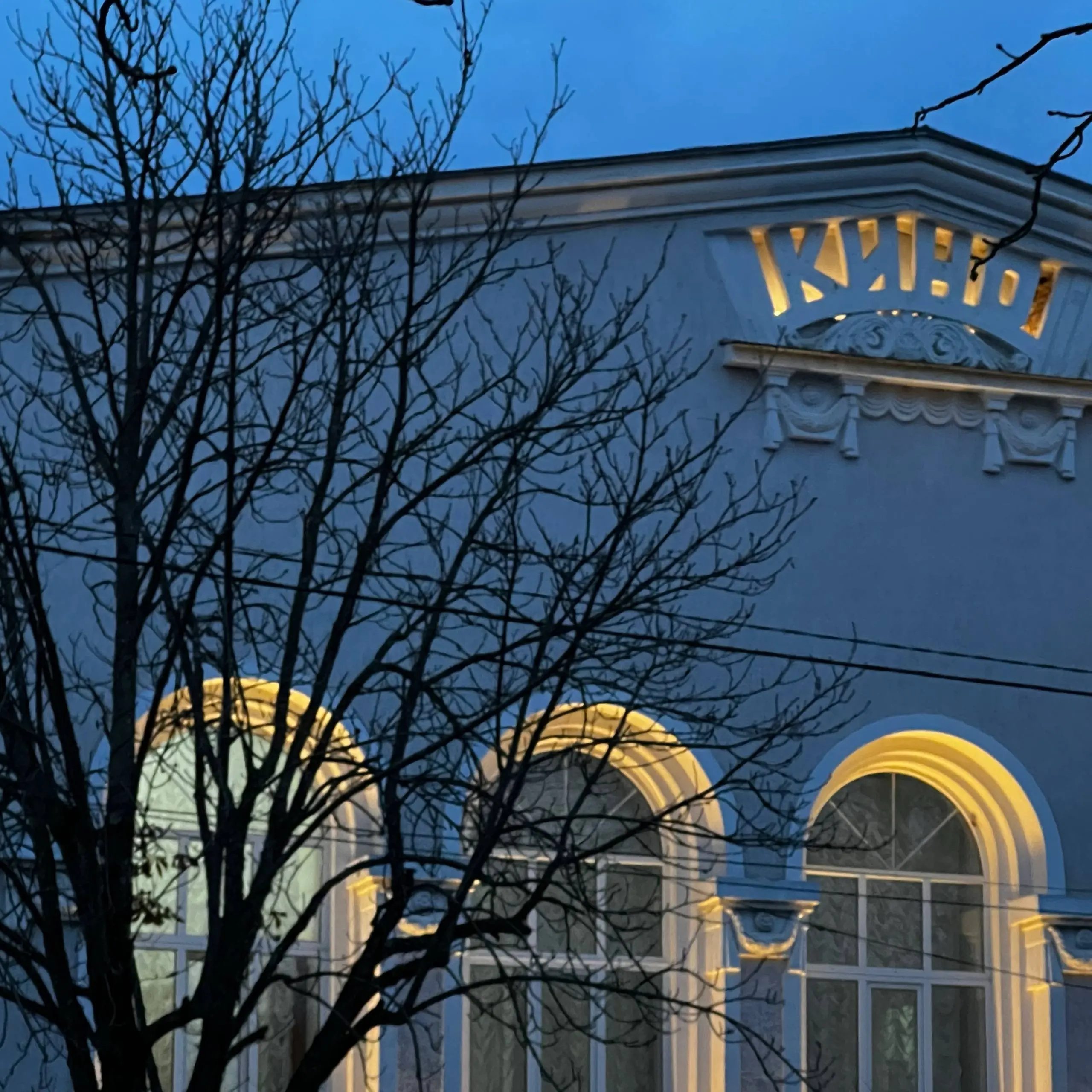 Вчера была хорошо так разогнали на тему поколений. Так называемые зумеры - по логике вещей, они остаются зажатыми между двух миров, и скоро для них наступят времена серьезного выбора.
Ситуация такова | Сетка — социальная сеть от hh.ru