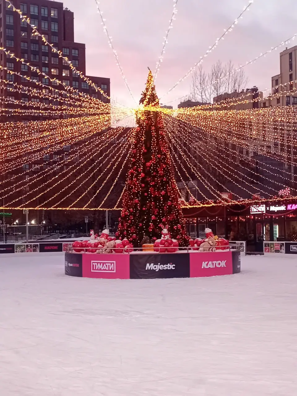 😍 В парке Красная Пресня открылся каток с видом на Москва-Сити
Посетители отмечают отличный лёд и отсутствие толп людей | Сетка — социальная сеть от hh.ru