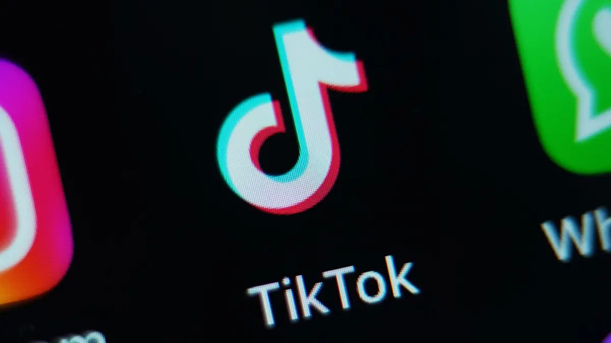 Китайская компания ByteDance согласовала продажу американского бизнеса TikTok. По данным Sky News, сделка должна быть закрыта 22 января 2026 года, что позволит платформе продолжить работу в США | Сетка — социальная сеть от hh.ru