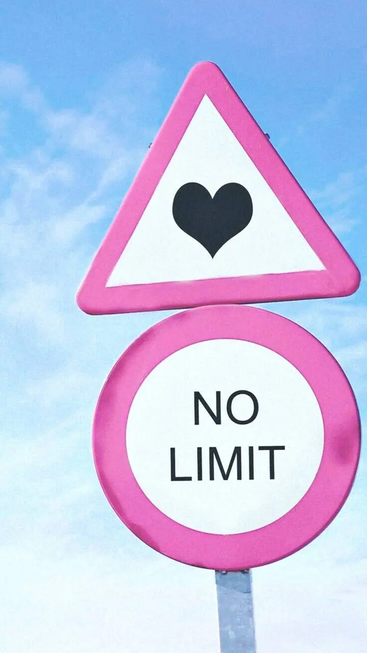 Гунель «Почти идеальный мир»:
Все, что нас разделяет, приносит нам несчастье; все, что нас соединяет, успокаивает нас.
Эти строки я бы выбрала для нового романа Лорана Гунеля | Сетка — социальная сеть от hh.ru