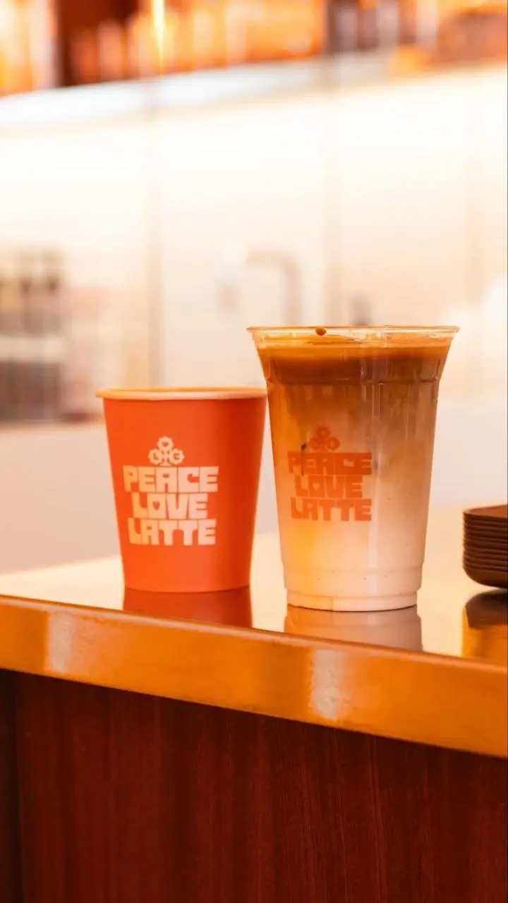 Ещё одна находка в коллекцию #HoReCa@BrandGuysClub — парижское кафе Latte Club.
Интересно, как ретро-стиль сочетается с футуристичными деталями. Ярко, узнаваемо, тепло — что важно для кофейни! 🧡
P.S | Сетка — социальная сеть от hh.ru