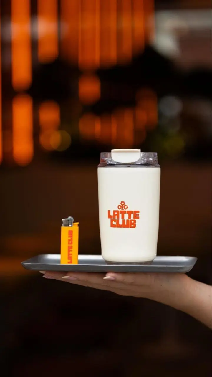 Ещё одна находка в коллекцию #HoReCa@BrandGuysClub — парижское кафе Latte Club.
Интересно, как ретро-стиль сочетается с футуристичными деталями. Ярко, узнаваемо, тепло — что важно для кофейни! 🧡
P.S | Сетка — социальная сеть от hh.ru