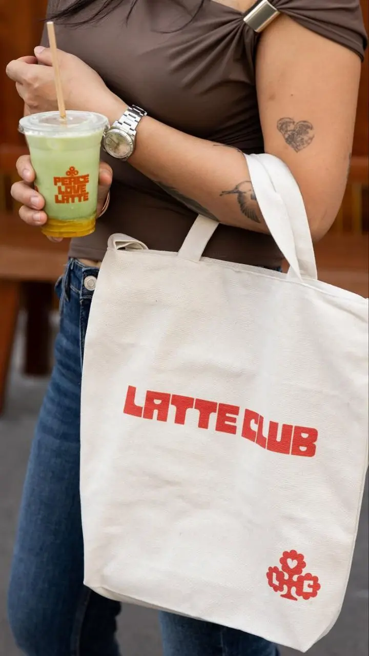 Ещё одна находка в коллекцию #HoReCa@BrandGuysClub — парижское кафе Latte Club.
Интересно, как ретро-стиль сочетается с футуристичными деталями. Ярко, узнаваемо, тепло — что важно для кофейни! 🧡
P.S | Сетка — социальная сеть от hh.ru