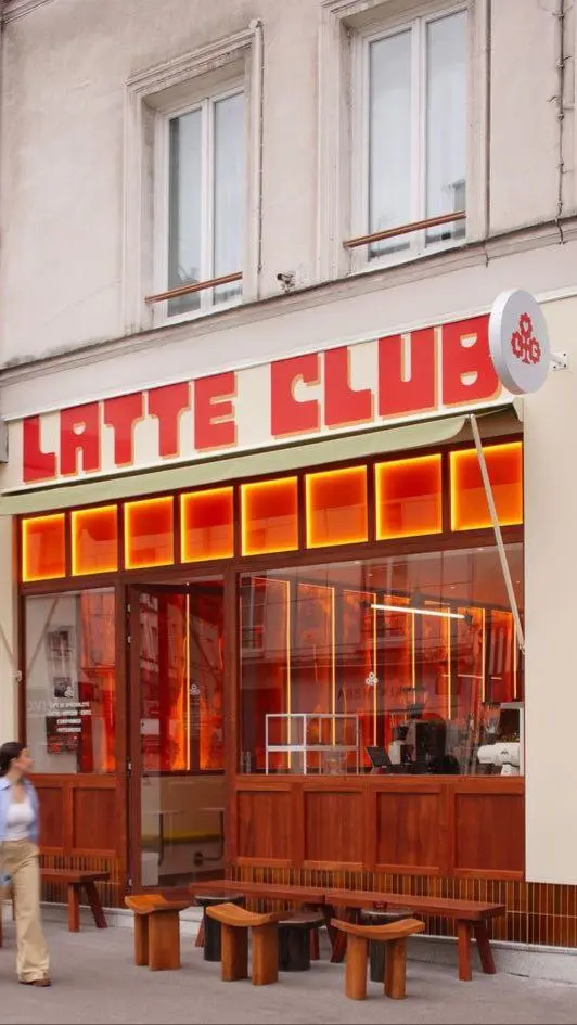 Ещё одна находка в коллекцию #HoReCa@BrandGuysClub — парижское кафе Latte Club.
Интересно, как ретро-стиль сочетается с футуристичными деталями. Ярко, узнаваемо, тепло — что важно для кофейни! 🧡
P.S | Сетка — социальная сеть от hh.ru