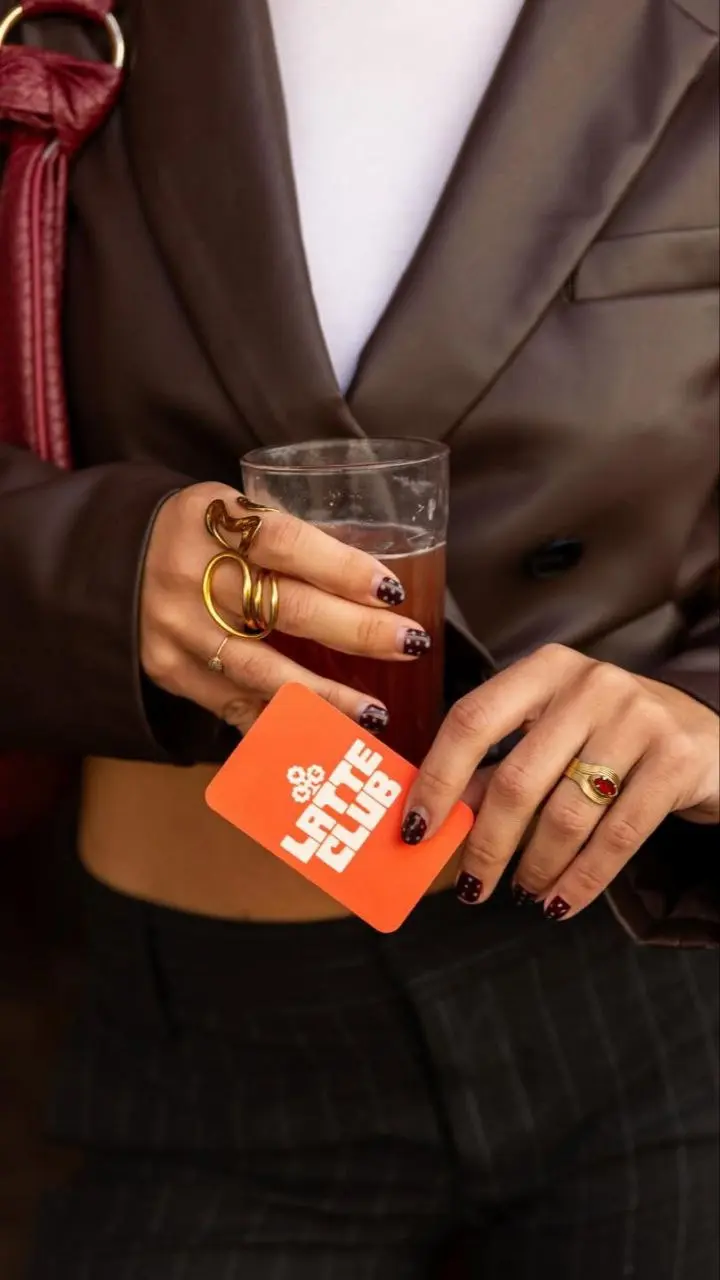 Ещё одна находка в коллекцию #HoReCa@BrandGuysClub — парижское кафе Latte Club.
Интересно, как ретро-стиль сочетается с футуристичными деталями. Ярко, узнаваемо, тепло — что важно для кофейни! 🧡
P.S | Сетка — социальная сеть от hh.ru