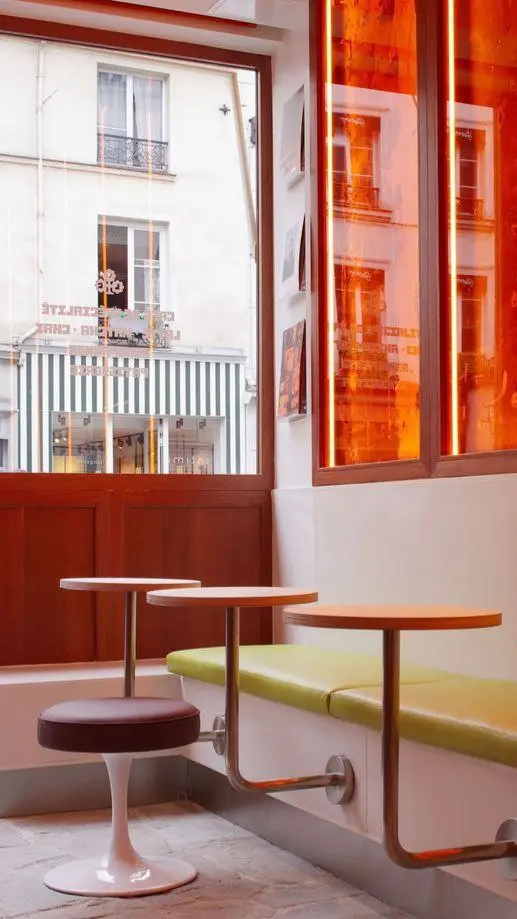 Ещё одна находка в коллекцию #HoReCa@BrandGuysClub — парижское кафе Latte Club.
Интересно, как ретро-стиль сочетается с футуристичными деталями. Ярко, узнаваемо, тепло — что важно для кофейни! 🧡
P.S | Сетка — социальная сеть от hh.ru