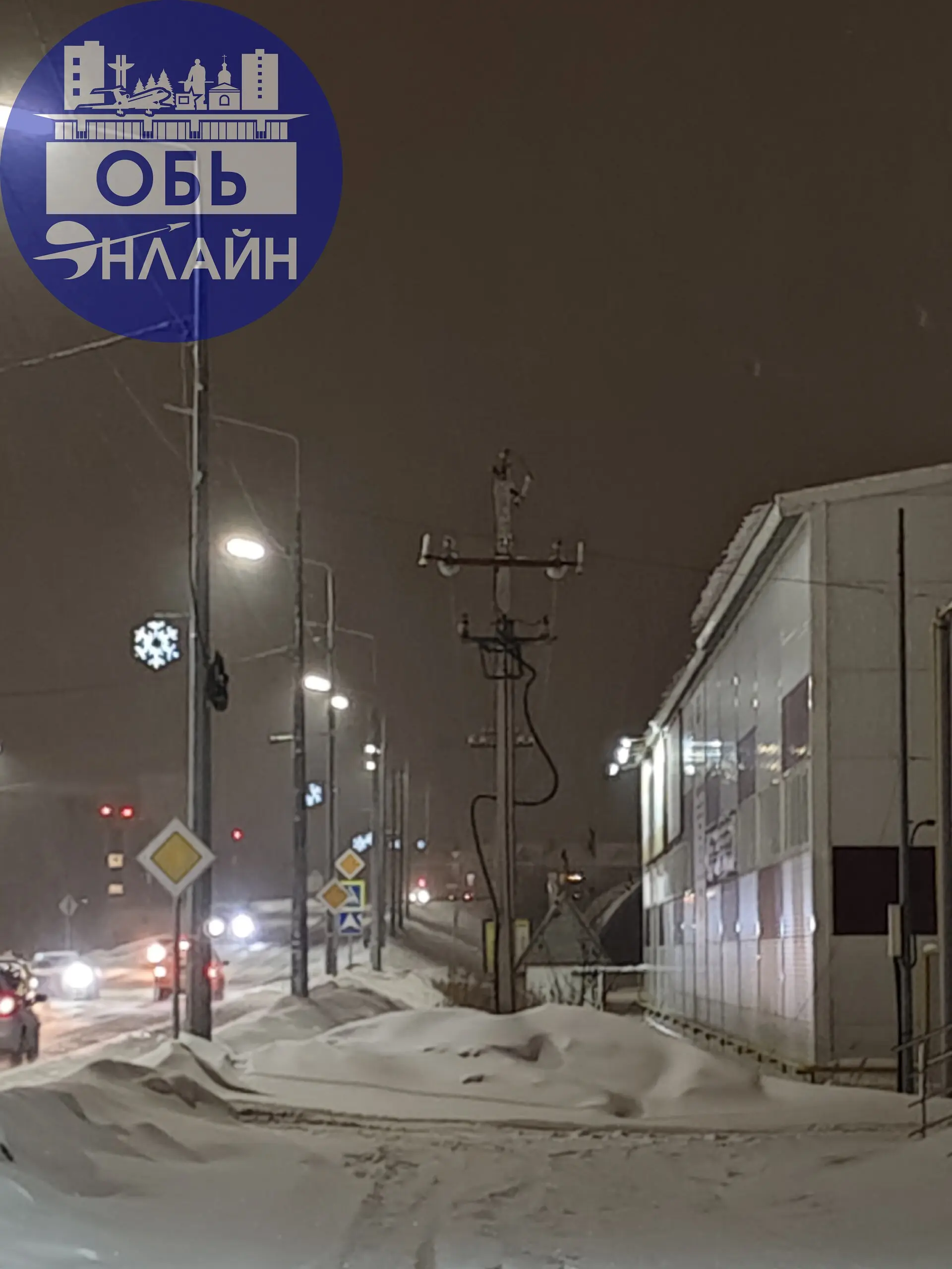 ↗ Приехал в город Обь всего на 2 часа, зашёл за капучем в Ярче, выхожу и тут слышу очень громкий хлопок и кучу искр от этой электрической опоры | Сетка — социальная сеть от hh.ru