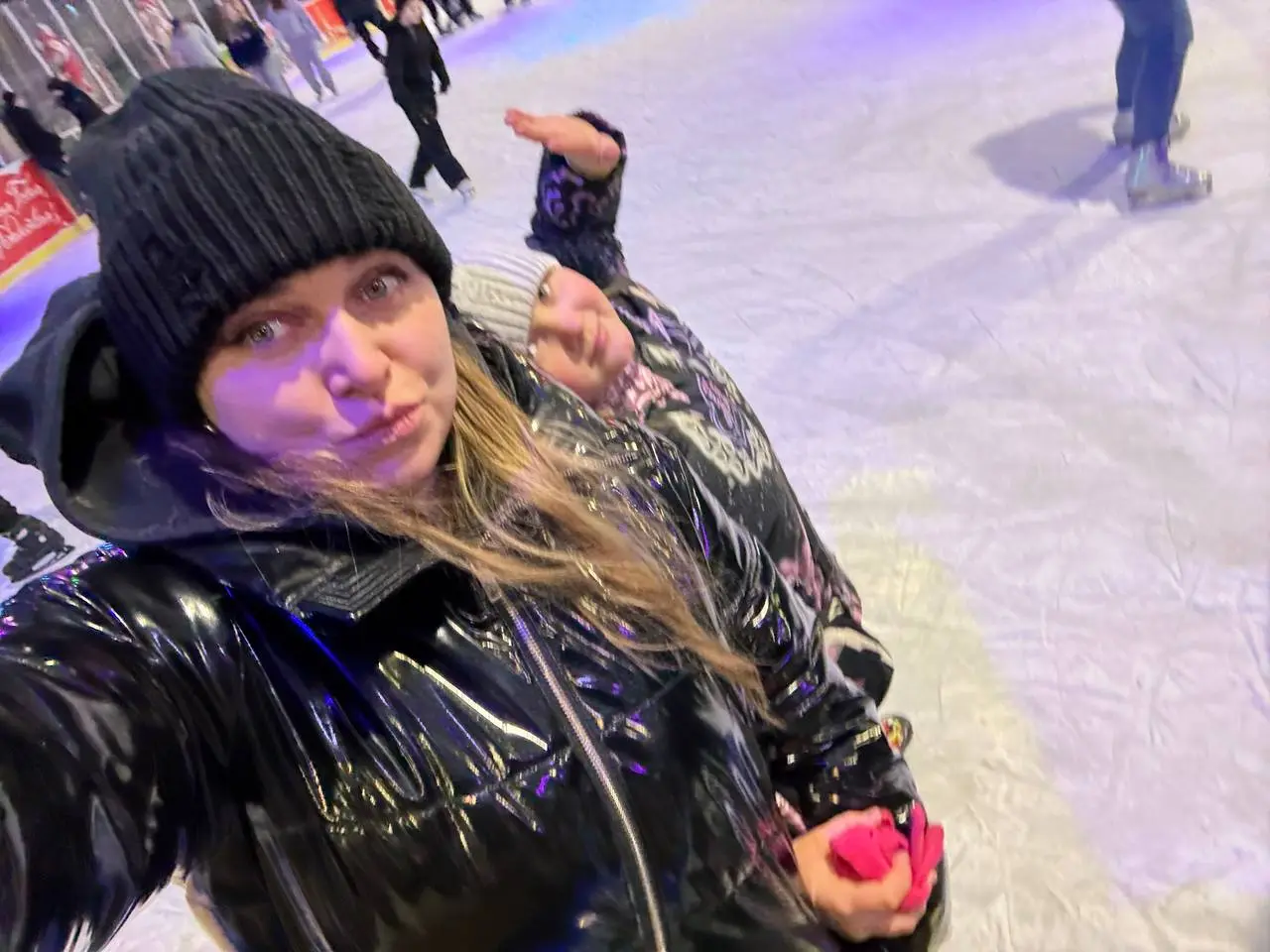 Сезон коньков открыт😂
Продержалась час и поняла, что коньки с аренды мне не подходят и мне нужны свои🙈 До этого были бренда CCM от рибок, отличные были!
А вы на чем катаетесь? Посоветуйте 👌 | Сетка — социальная сеть от hh.ru