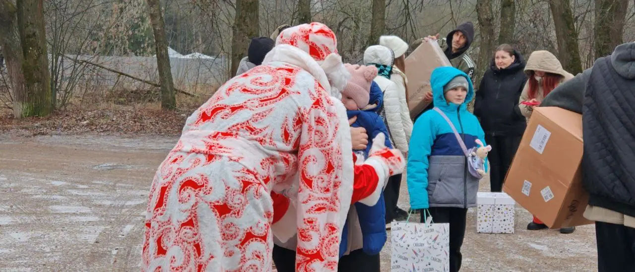 Тепло и приятно прямо сегодня, как хорошо же делать доброе: собрать много подарков и сгонять к детям, которые их тааак ждут, нарядиться Дедом Морозом, послушать стихи этих чудесных и уже таких взрослы... | Сетка — социальная сеть от hh.ru
