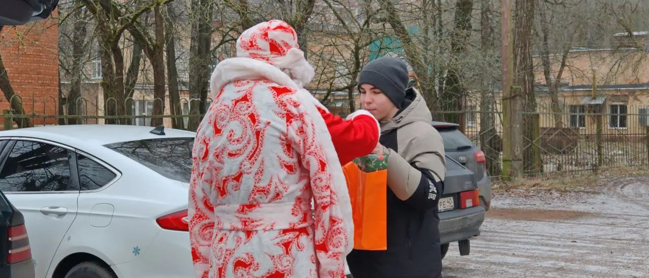 Тепло и приятно прямо сегодня, как хорошо же делать доброе: собрать много подарков и сгонять к детям, которые их тааак ждут, нарядиться Дедом Морозом, послушать стихи этих чудесных и уже таких взрослы... | Сетка — социальная сеть от hh.ru