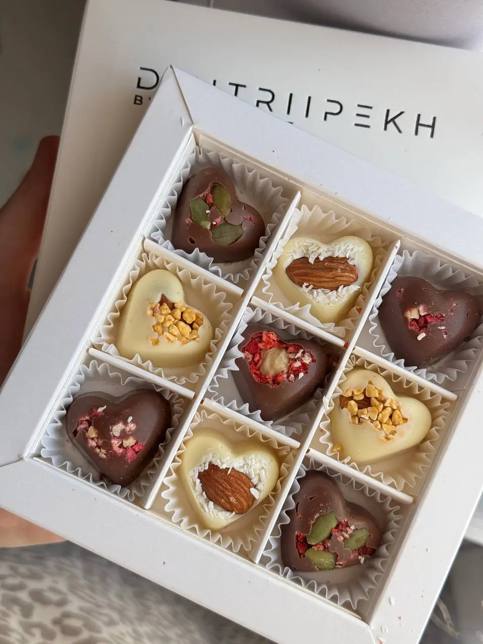 Прекрасный подарок близким 🎁
Набор шоколадных конфет DMITRI РЕКН!
Изысканные конфеты ручной работы из премиум бельгийского шоколада: молочный, белый, с хрустящими орехами, миндалём, малиной и клубнико... | Сетка — социальная сеть от hh.ru