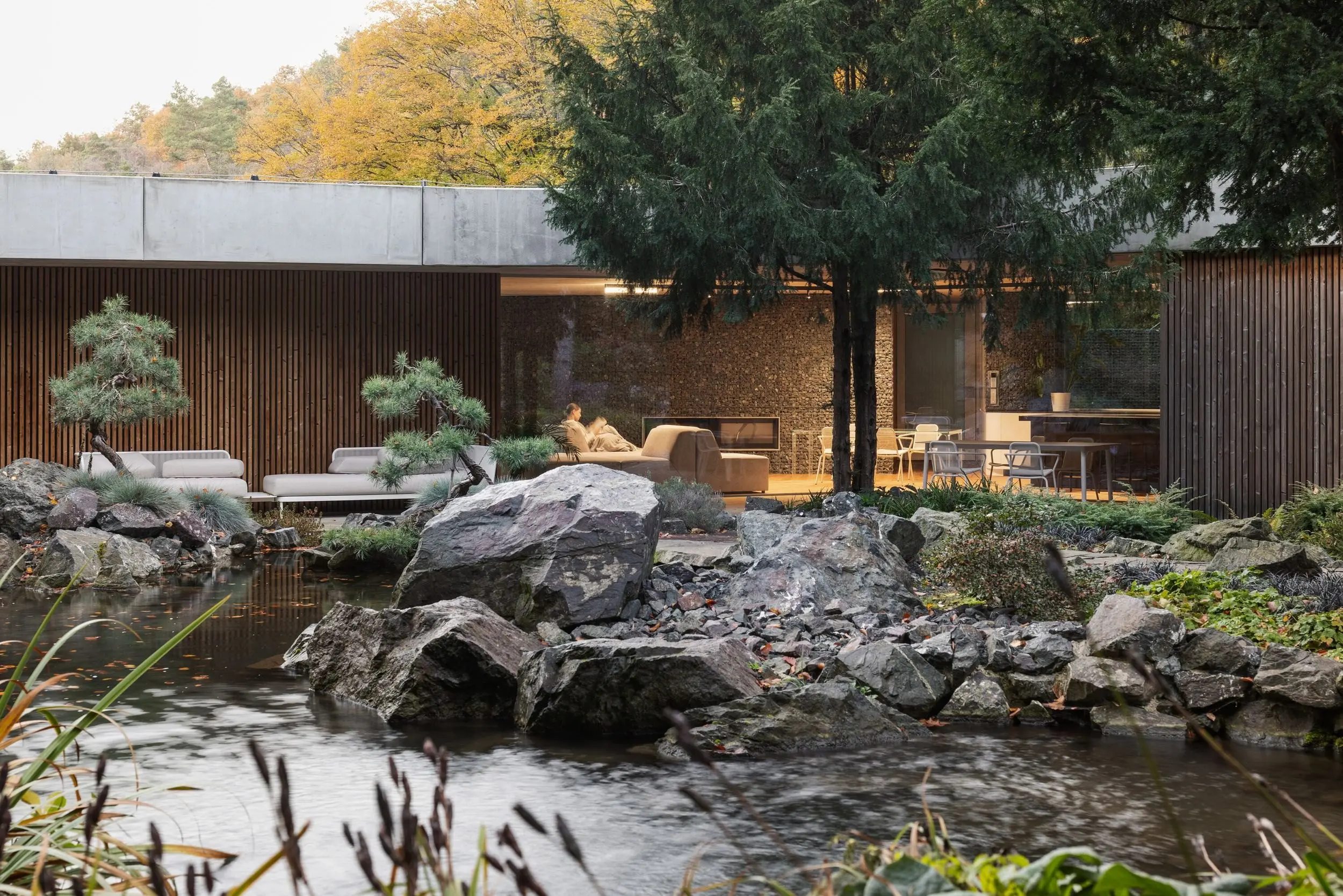 Архитектурный бетон и великолепный ландшафт🌲
Прекрасный пример органической архитектуры от Словаков
Вилла «Бананка»
Арх бюро - Paulíny Hovorka Architects
Год постройки - 2024
Общая площадь: 300 м²
Жил... | Сетка — социальная сеть от hh.ru