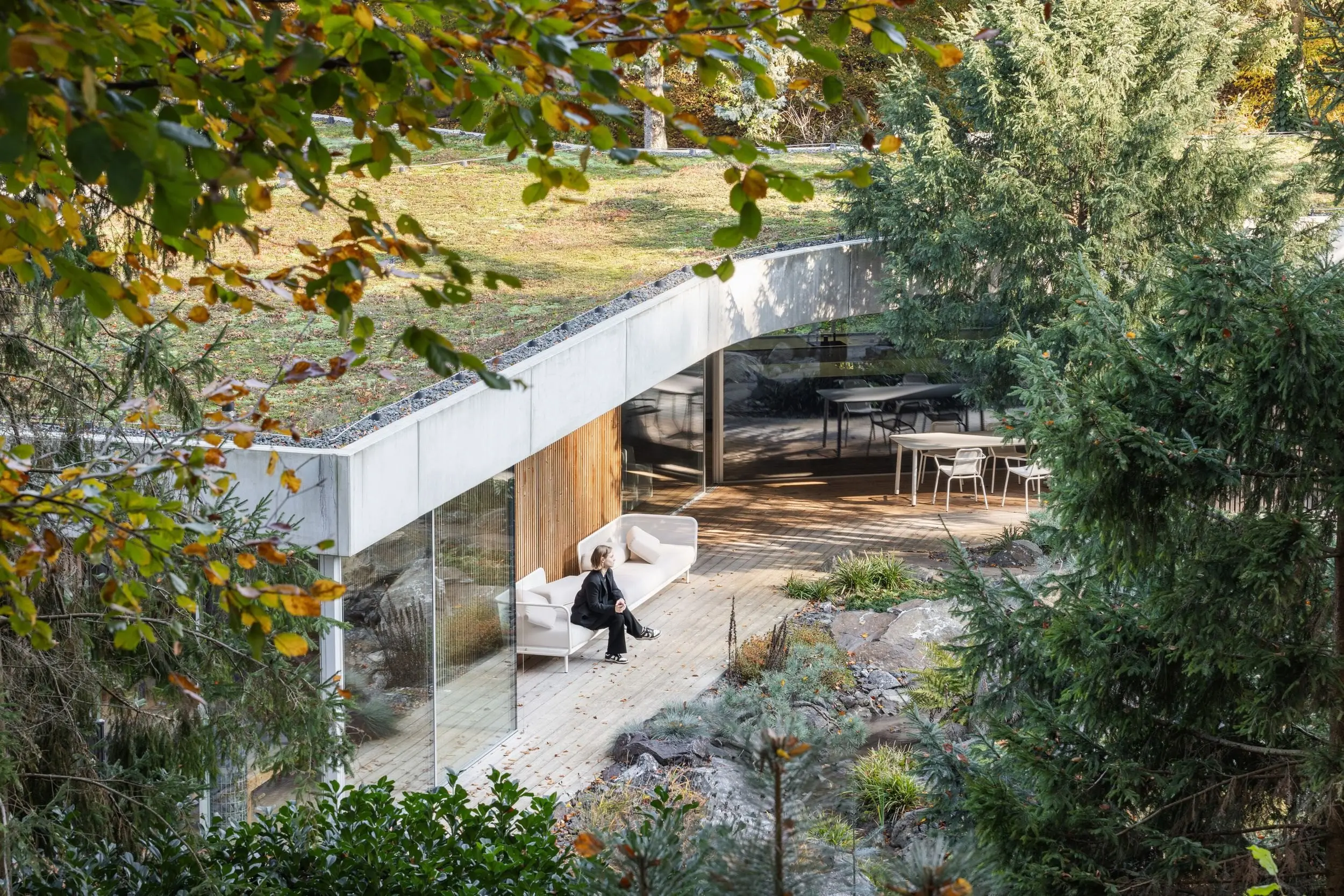 Архитектурный бетон и великолепный ландшафт🌲
Прекрасный пример органической архитектуры от Словаков
Вилла «Бананка»
Арх бюро - Paulíny Hovorka Architects
Год постройки - 2024
Общая площадь: 300 м²
Жил... | Сетка — социальная сеть от hh.ru