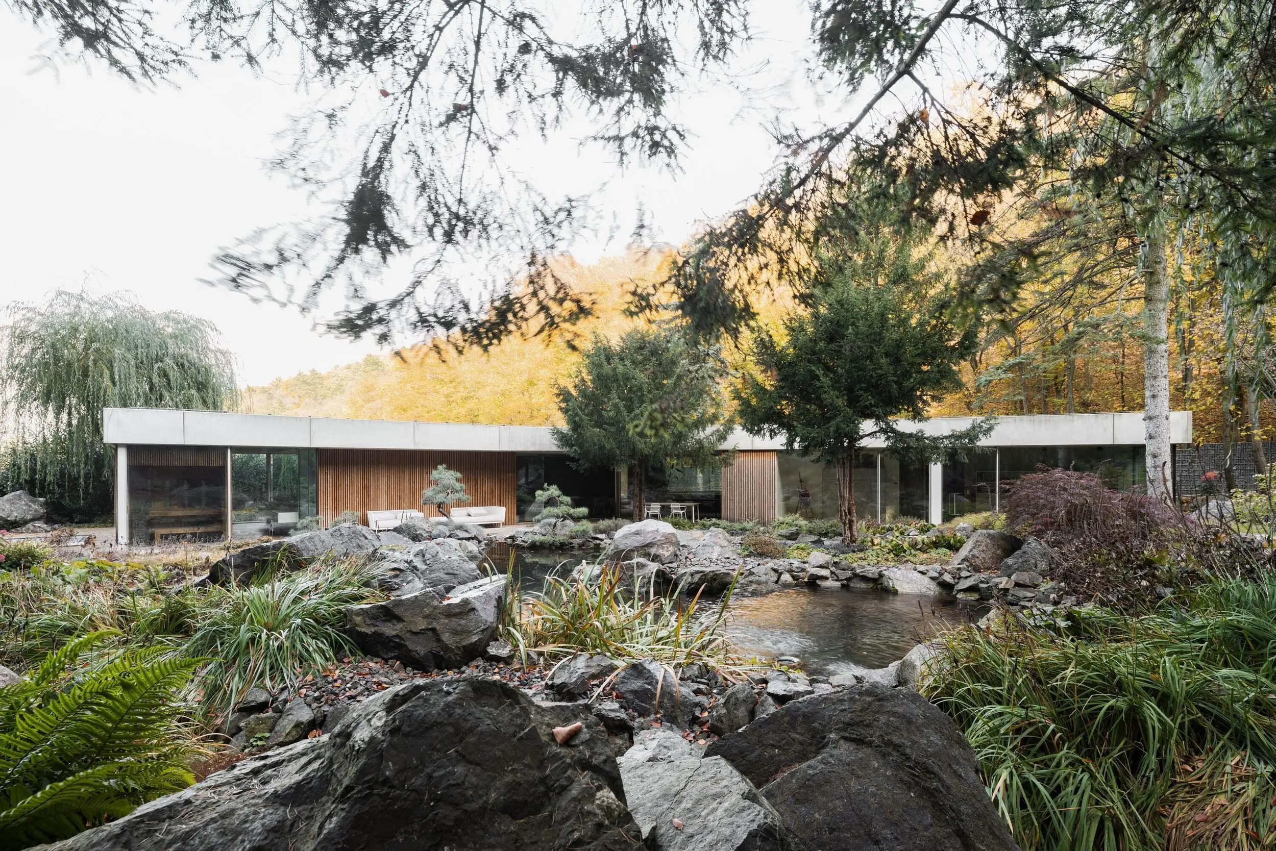 Архитектурный бетон и великолепный ландшафт🌲
Прекрасный пример органической архитектуры от Словаков
Вилла «Бананка»
Арх бюро - Paulíny Hovorka Architects
Год постройки - 2024
Общая площадь: 300 м²
Жил... | Сетка — социальная сеть от hh.ru