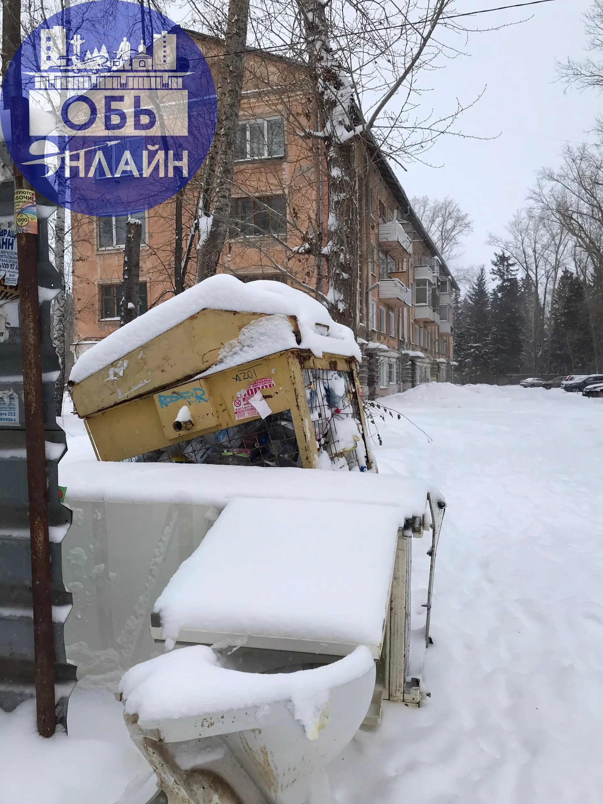 ↗ Разрушающийся аварийный дом в военном городке и загаженный унитаз посреди улицы, как памятник работе администрации в уходящем году | Сетка — социальная сеть от hh.ru