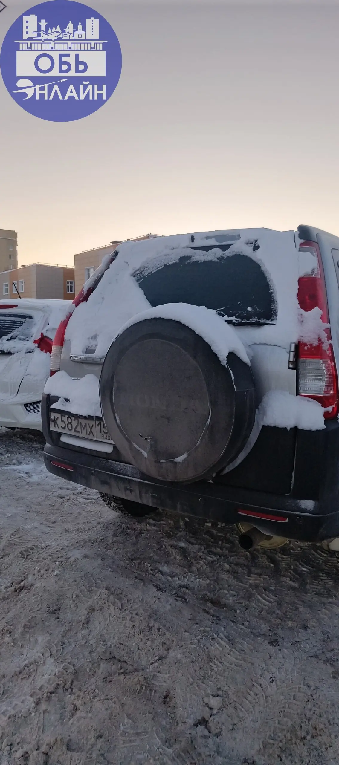 ↗ Я паркуюсь как...... Ну слов нет, мало того заставляют все парковки в геодезии, так теперь и тротуары полезли. Осталось параллельно в остановочном павильоне припарковаться, ну а что.. | Сетка — социальная сеть от hh.ru