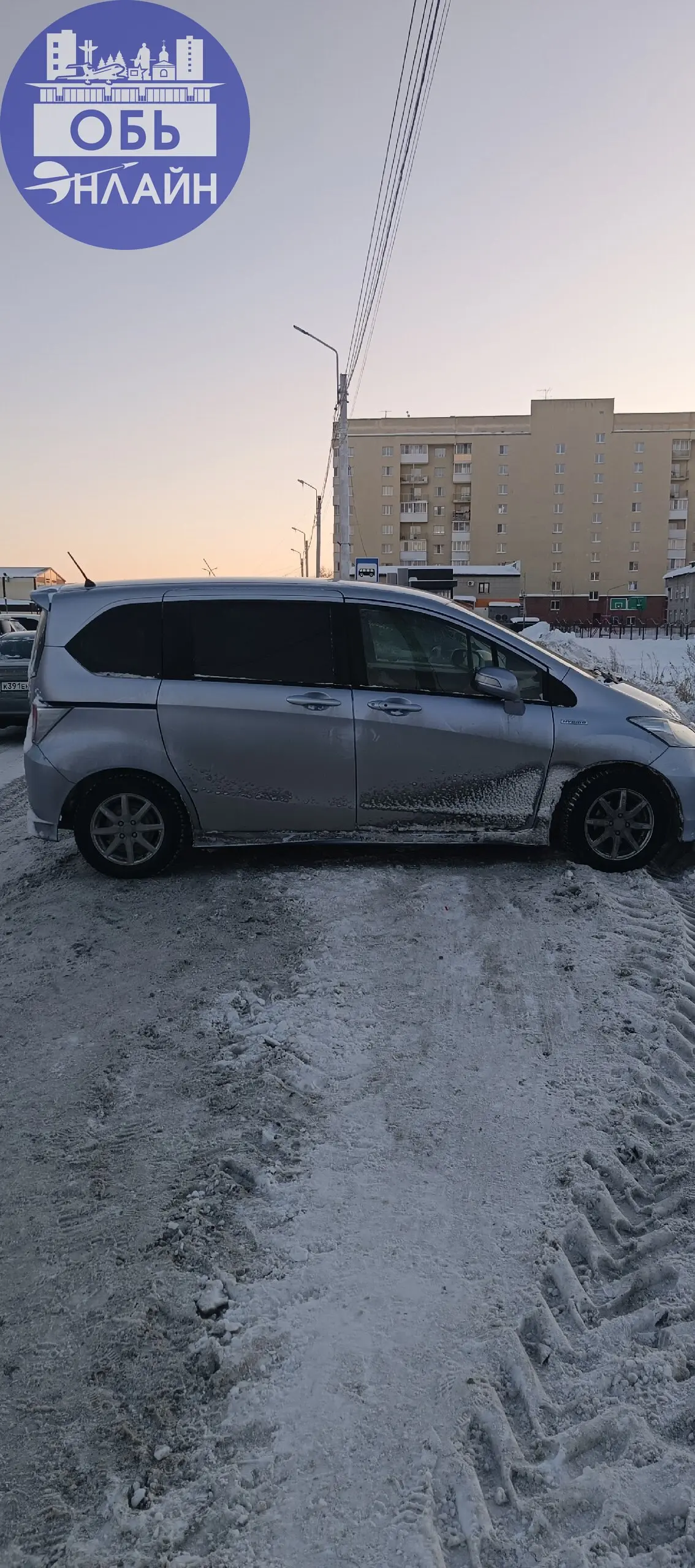 ↗ Я паркуюсь как...... Ну слов нет, мало того заставляют все парковки в геодезии, так теперь и тротуары полезли. Осталось параллельно в остановочном павильоне припарковаться, ну а что.. | Сетка — социальная сеть от hh.ru