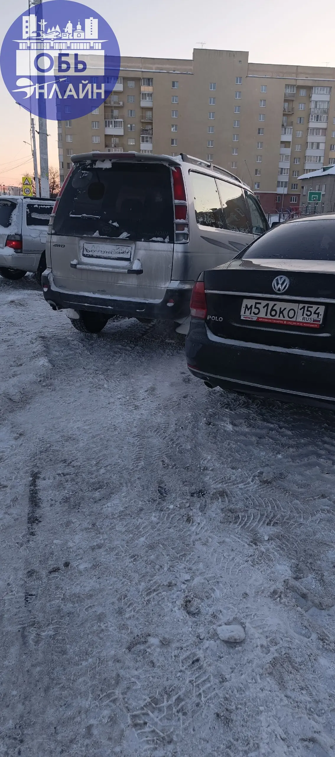 ↗ Я паркуюсь как...... Ну слов нет, мало того заставляют все парковки в геодезии, так теперь и тротуары полезли. Осталось параллельно в остановочном павильоне припарковаться, ну а что.. | Сетка — социальная сеть от hh.ru