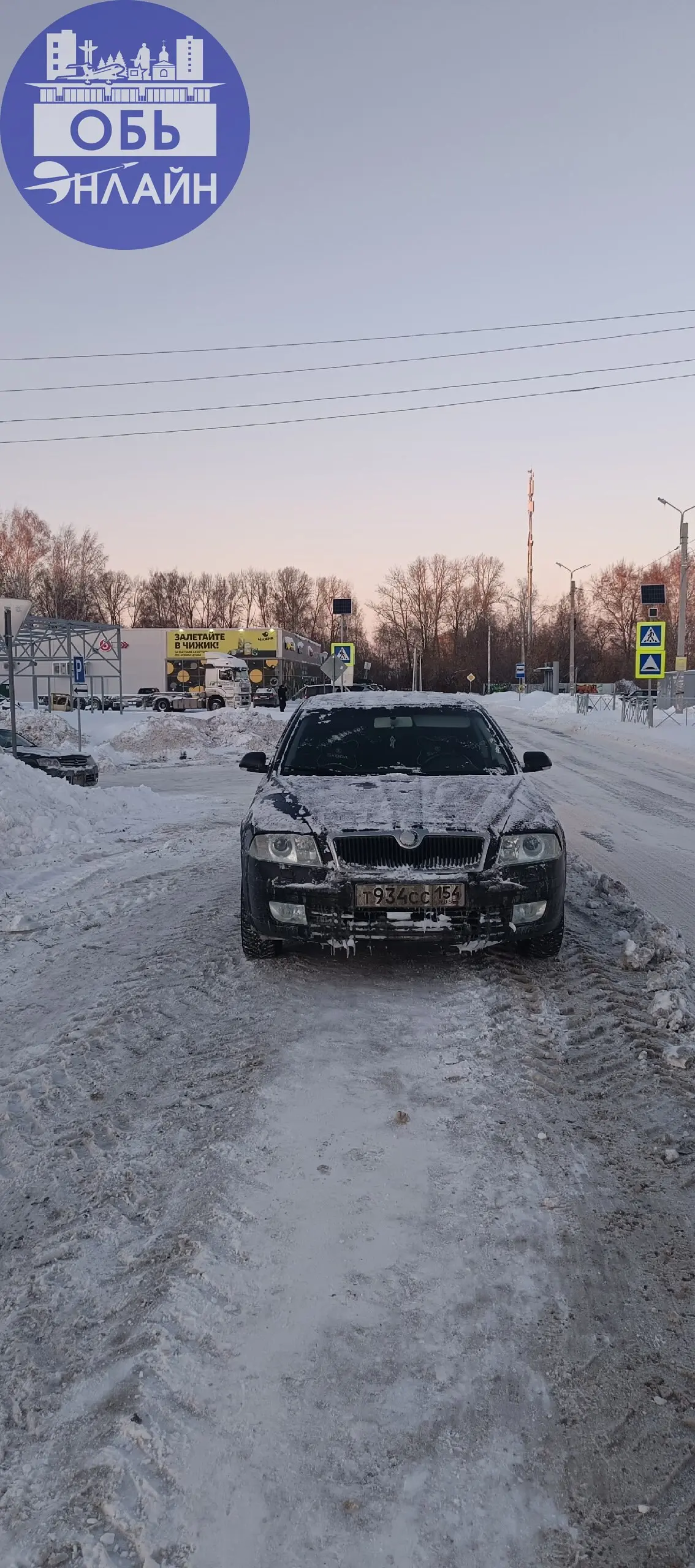↗ Я паркуюсь как...... Ну слов нет, мало того заставляют все парковки в геодезии, так теперь и тротуары полезли. Осталось параллельно в остановочном павильоне припарковаться, ну а что.. | Сетка — социальная сеть от hh.ru