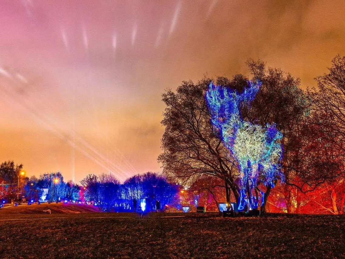 😍 Северное сияние в Москве
До 28 февраля
Каждый вечер на фасаде Дворца пионеров и в парковой зоне показывают световое шоу | Сетка — социальная сеть от hh.ru