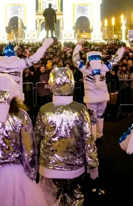 🌲Где встретить Новый год в Москве
31 декабря 22:00-02:30
В новогоднюю ночь ВДНХ превратится в сказочный маршрут с фотозонами и праздничными огнями
В программе прогулка по украшенной Центральной аллее,... | Сетка — социальная сеть от hh.ru