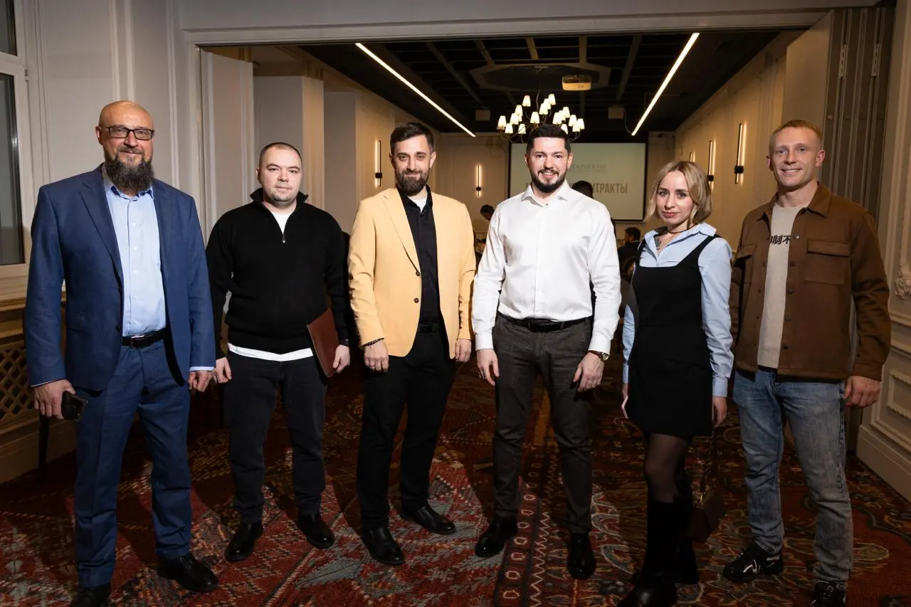 #KorDevTeam: всё больше знакомых лиц
17 декабря в гостинице «Владимир» прошла нетворкинг-встреча от «Опоры России».
Не могу сказать, что это must-visit событие, но пропускать его точно не стоит | Сетка — социальная сеть от hh.ru