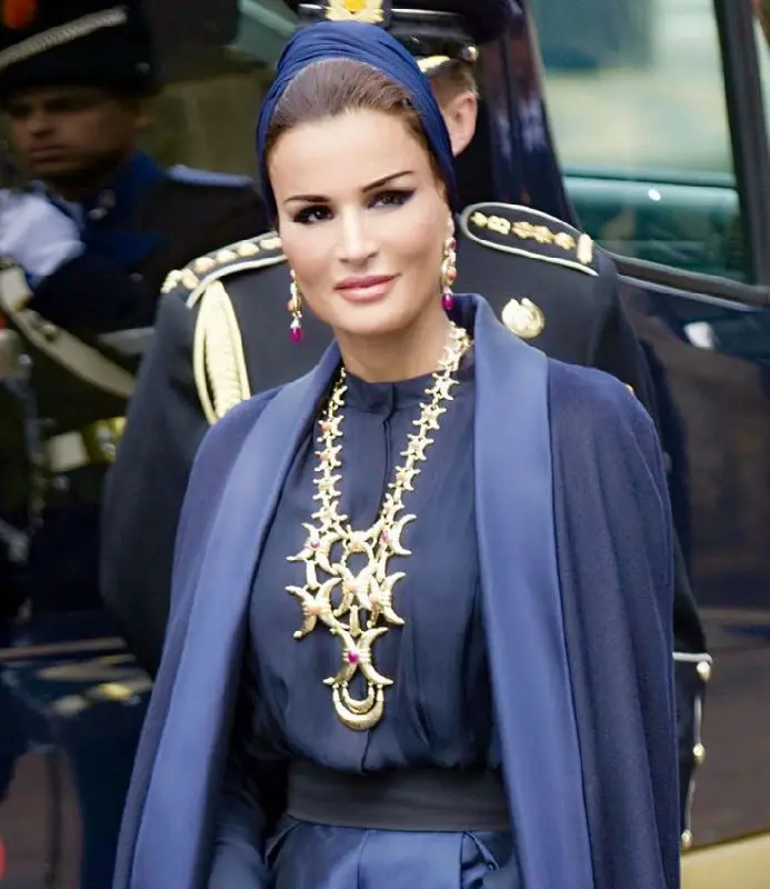 Шейха Моза бинт Насер аль-Миснед — одна из самых парадоксальных и влиятельных фигур на современном Востоке. Её называют «фактическим правителем Катара» и «королевой сердец» | Сетка — социальная сеть от hh.ru