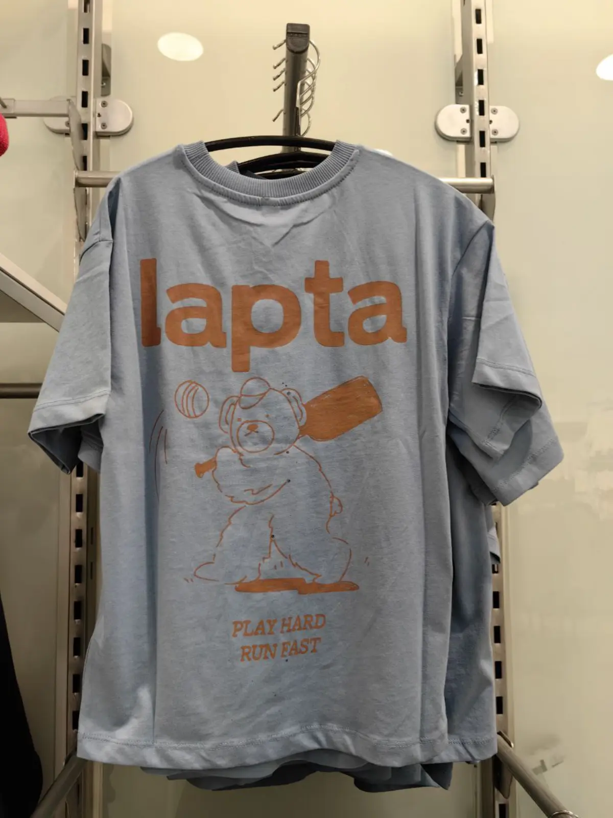 Знакомая прогуливалась по магазину @sela и прислала свою находку - футболка с лаптой в детском отделе | Сетка — социальная сеть от hh.ru