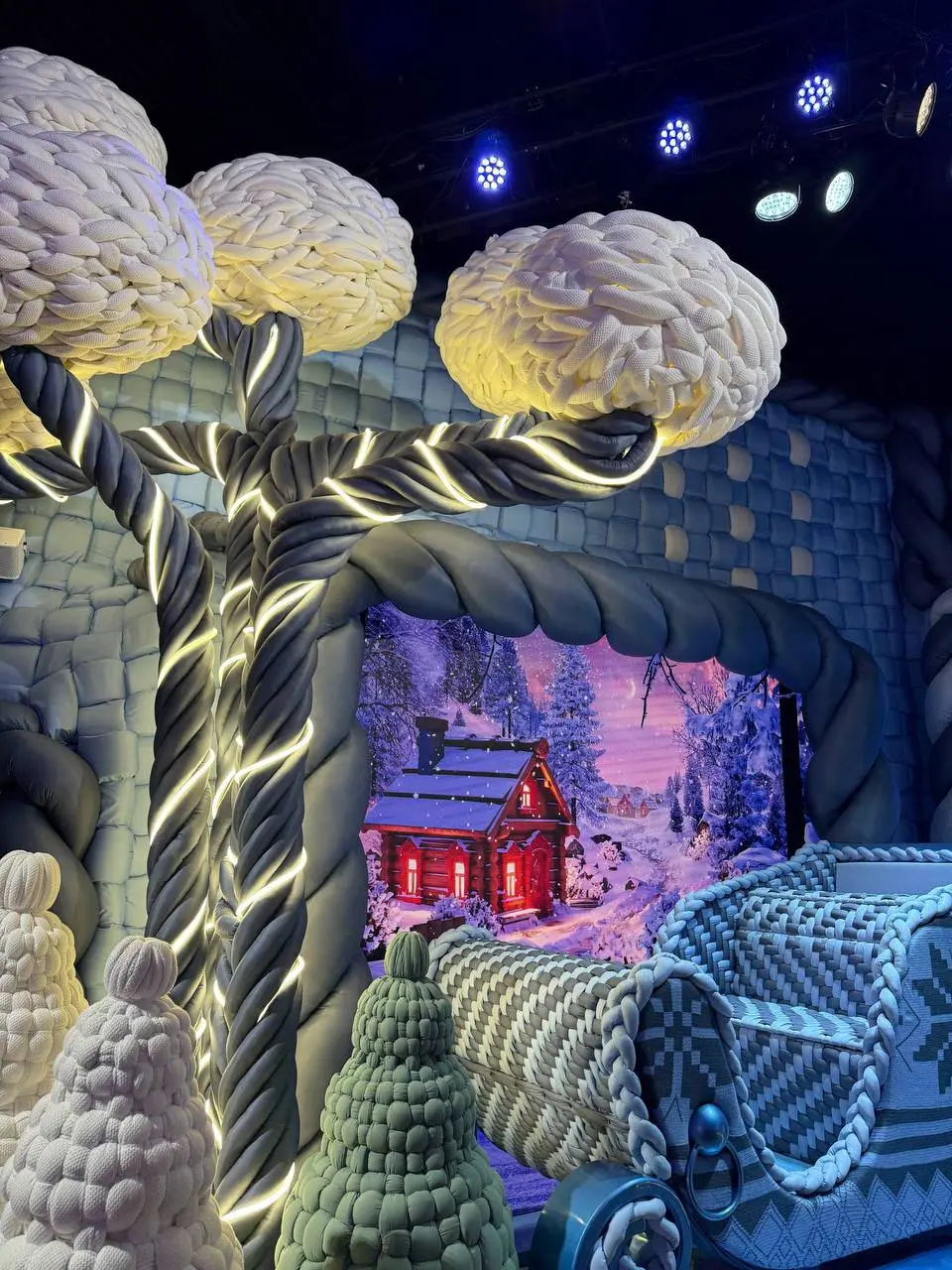 #афиша #вторник #23декабря
❄️Афиша мероприятий в Москве
на 23 декабря
Выставки:
🔹Бесплатная волшебная выставка «Другая песенка»
📍ул | Сетка — социальная сеть от hh.ru