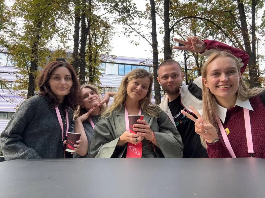 Из-за всех этих подведений итогов пришлось пролистать фотографии за этот год — вспомнилось, что я так и не добралась рассказать про интересные для внутрикомов конференции, на которые мне довелось дойт... | Сетка — социальная сеть от hh.ru