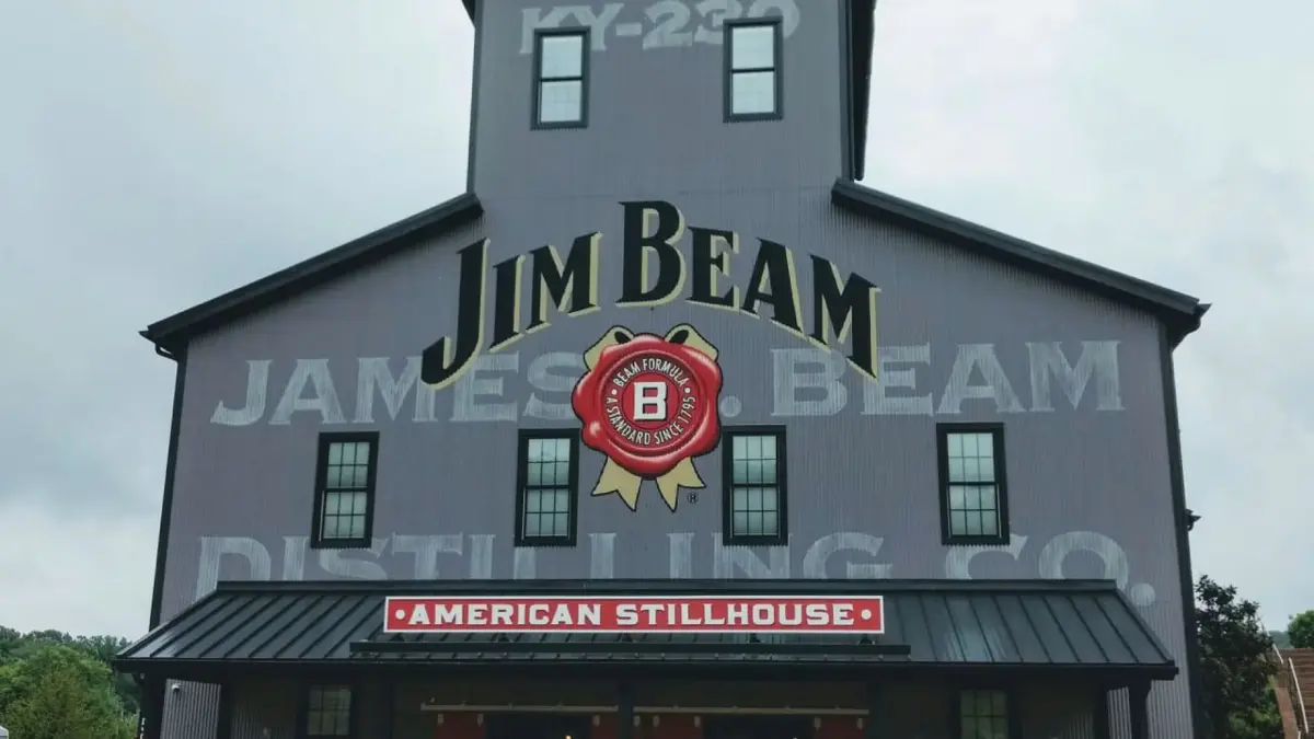 Компания Jim Beam приостановит работу основного завода по производству бурбона на 2026 год | Сетка — социальная сеть от hh.ru