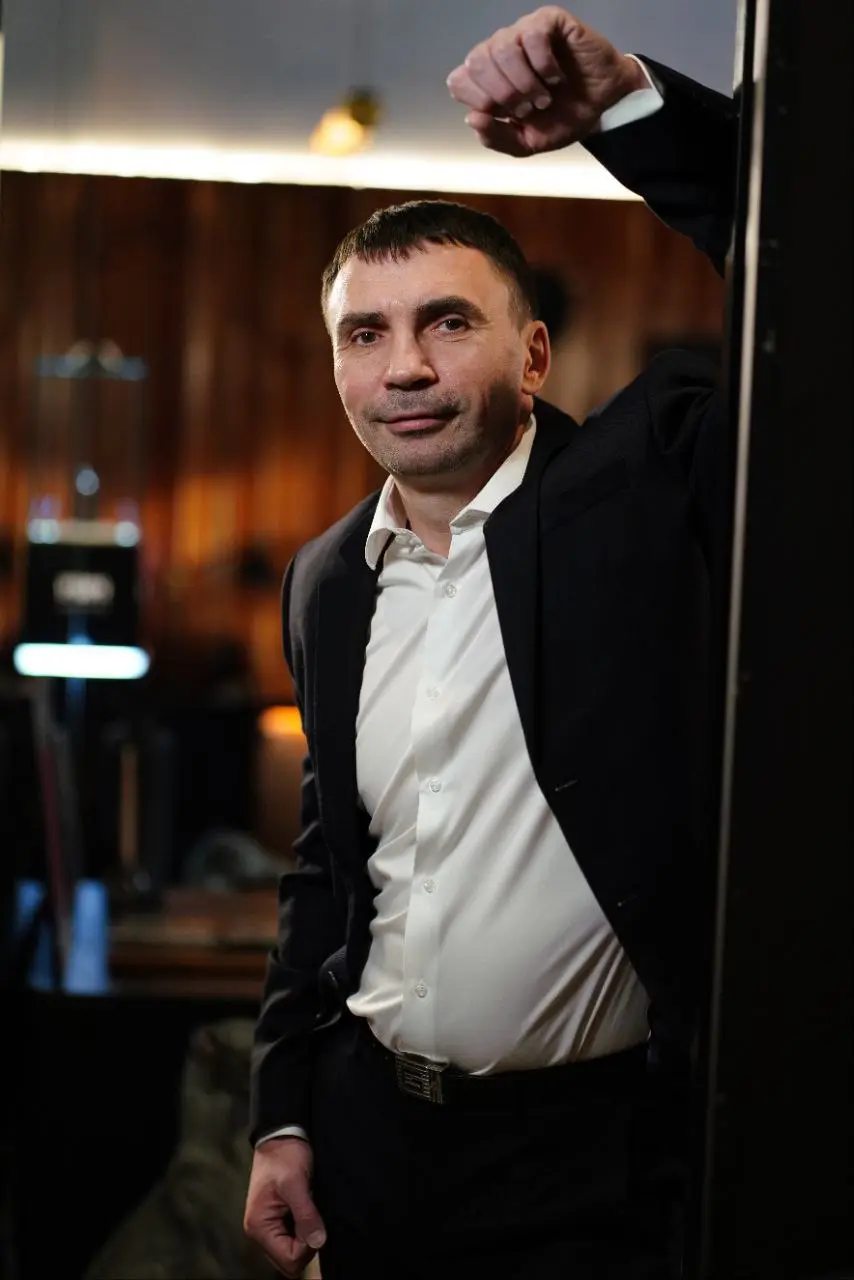 Большие деньги не любят суету.
Суета - это когда внутри постоянно шумно.
Кажется, что ты опаздываешь.
Что нужно срочно зайти, срочно купить, срочно вписаться,
потому что «а вдруг упущу» | Сетка — социальная сеть от hh.ru