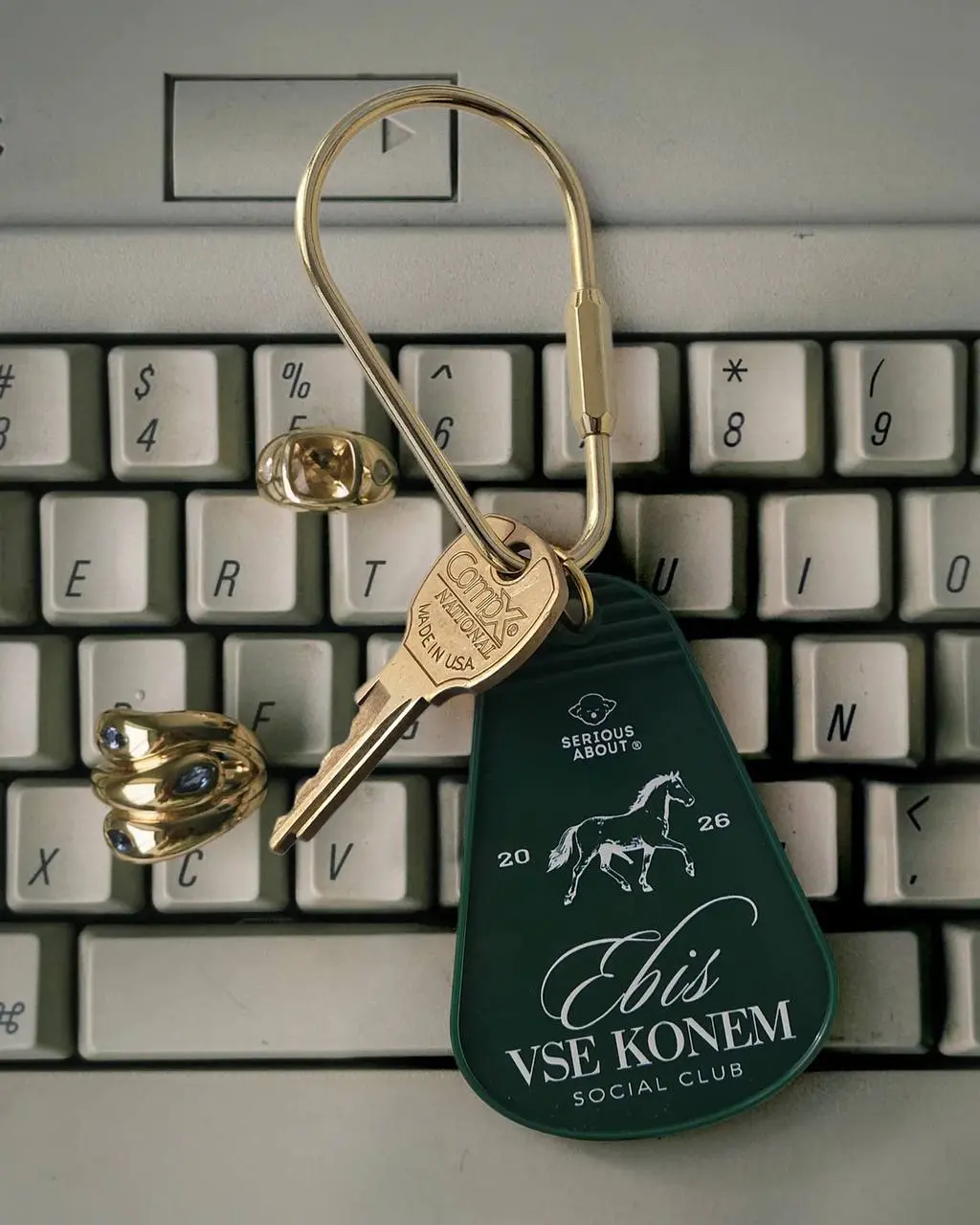 Ахах, брелок Ebis vse konem выпустил бренд Serious About | Сетка — социальная сеть от hh.ru