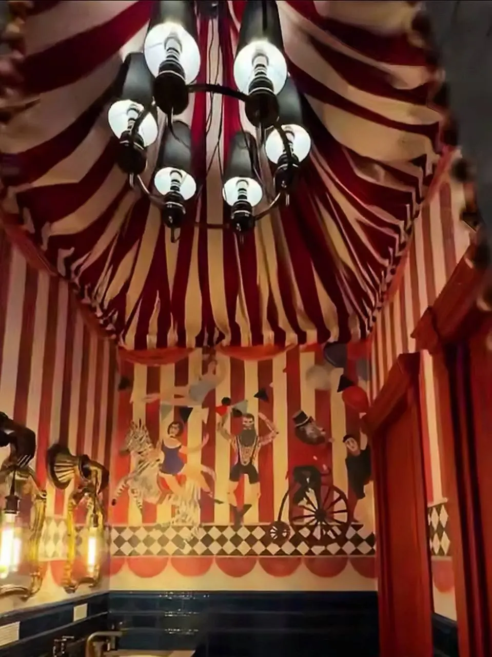Самая красивая уборная комната
🤡♥️🤡♥️🤡
📍 ресторан «Чин Чин»
Я набрела на самый красивый туалет Северной столицы. Он спрятался в ресторане «Чин Чин!» за дверцей платяного шкафа | Сетка — социальная сеть от hh.ru