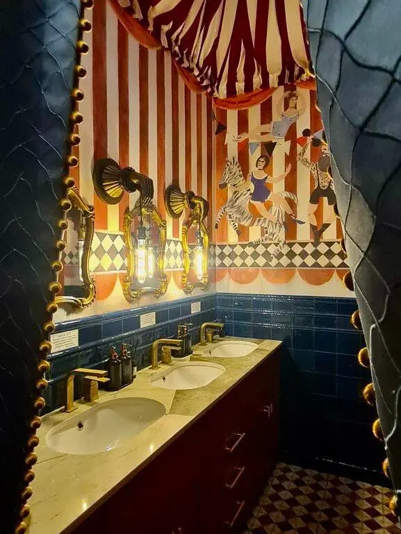 Самая красивая уборная комната
🤡♥️🤡♥️🤡
📍 ресторан «Чин Чин»
Я набрела на самый красивый туалет Северной столицы. Он спрятался в ресторане «Чин Чин!» за дверцей платяного шкафа | Сетка — социальная сеть от hh.ru