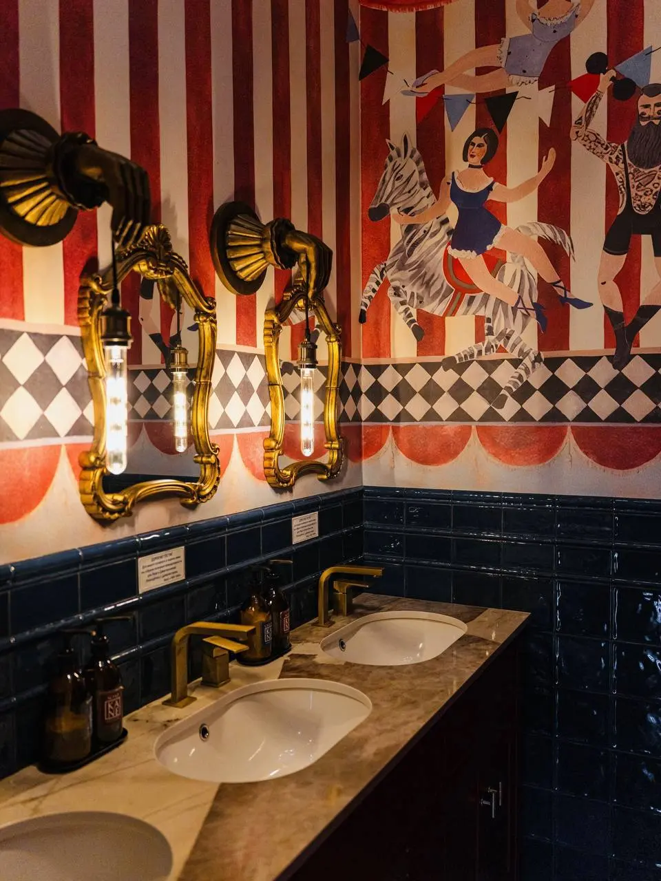 Самая красивая уборная комната
🤡♥️🤡♥️🤡
📍 ресторан «Чин Чин»
Я набрела на самый красивый туалет Северной столицы. Он спрятался в ресторане «Чин Чин!» за дверцей платяного шкафа | Сетка — социальная сеть от hh.ru