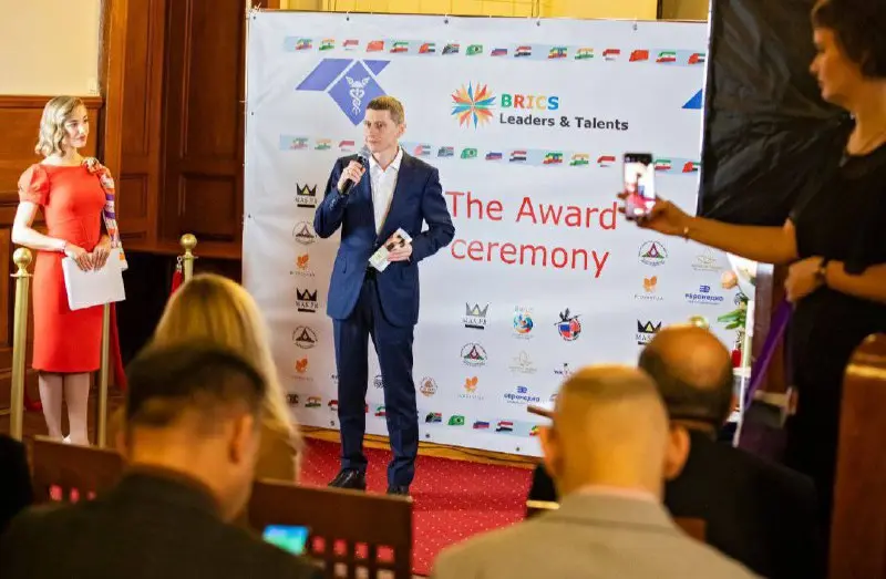 ⚠️ Александр Беспалов получил премию BRICS Leaders and Talents
Церемония награждения проходила в Санкт-Петербургской Торгово-Промышленной Палате | Сетка — социальная сеть от hh.ru