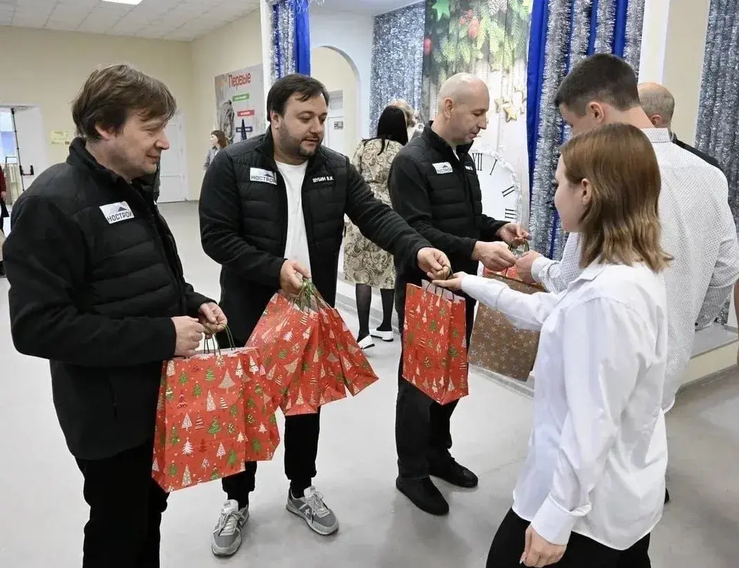Делегация НОСТРОЙ от лица строительного сообщества и Минстроя России поздравила жителей поселка Мироновский в ДНР с наступающим Новым годом
➡️ В рамках масштабной работы по восстановлению новых регион... | Сетка — социальная сеть от hh.ru