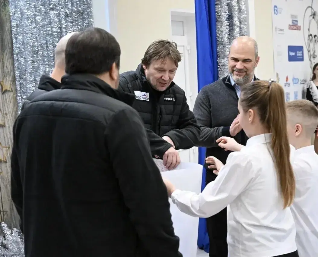 Делегация НОСТРОЙ от лица строительного сообщества и Минстроя России поздравила жителей поселка Мироновский в ДНР с наступающим Новым годом
➡️ В рамках масштабной работы по восстановлению новых регион... | Сетка — социальная сеть от hh.ru