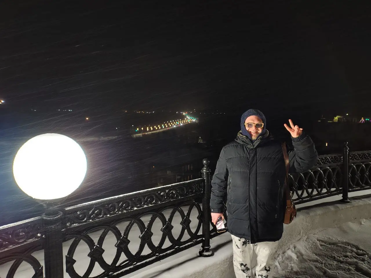 Всем привет из Владимира. Тут минус 19, ветер, снег.
Давно позабыл как выглядит настоящий белый снег. Удивительно.
А из Крыма сегодня прислали фотку. Цветут розы. | Сетка — социальная сеть от hh.ru